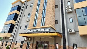 Un edificio de varios pisos con un letrero que dice 'Orrison Royal Resort'.