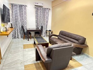 Habitació doble o amb dos llits individuals familiar, vistes a la ciutat | Sala d'estar