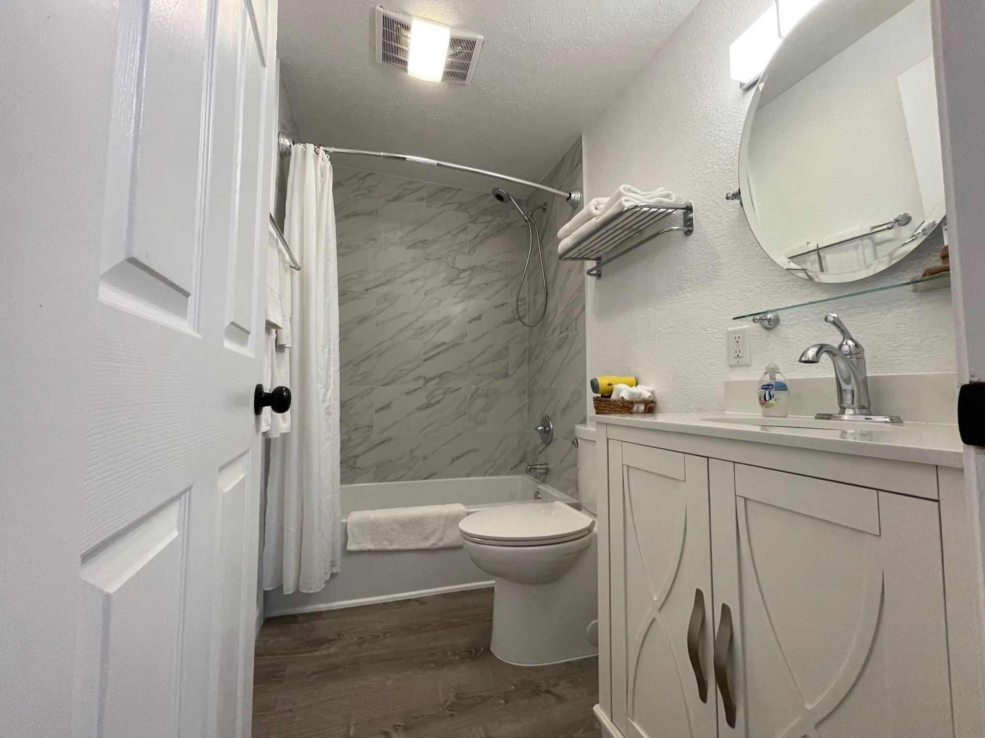 Ein Badezimmer mit Toilette, Dusche und Waschbecken.