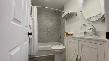 Ein Badezimmer mit Toilette, Dusche und Waschbecken.