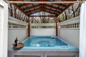 Outdoor spa tub - Discover Affordable Luxury in the Heart of Texas Hill Country (Wimberley)