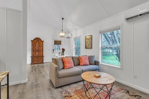 TV, fireplace - Discover Affordable Luxury in the Heart of Texas Hill Country (Wimberley)