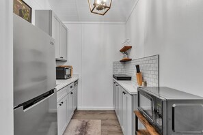 Fridge, microwave, oven, stovetop - Discover Affordable Luxury in the Heart of Texas Hill Country (Wimberley)