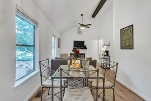 Dining - Discover Affordable Luxury in the Heart of Texas Hill Country (Wimberley)