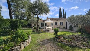 A house with a patio, a garden, and a view of the sky. - "La Désirée" air-conditioned bastidon, private estate, swimming pool, pétanque, restaurant. (Fréjus)