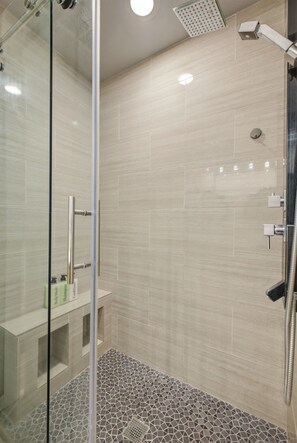 Shower, hair dryer, towels, shampoo - Backyard Paradise - Pool - Tree House - Hot Tub (San Antonio)