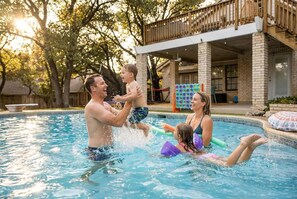 Pool - Backyard Paradise - Pool - Tree House - Hot Tub (San Antonio)