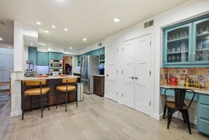 Fridge, microwave, oven, stovetop - Backyard Paradise - Pool - Tree House - Hot Tub (San Antonio)