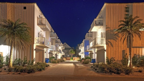 Southern Cross by Avantstay Steps to the Beach, Pool, Fire Pit & Direct Boardwalk Access
