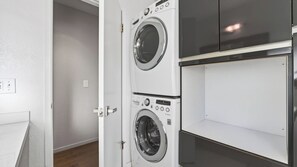 A laundry room with two stacked washing machines and a dryer. - Ripple by Avantstay Private Pool + Pickleball Court + Firepit Exclusive Sonoma Valley Retreat (Sonoma)