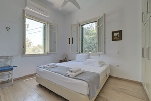 3 bedrooms, in-room safe, iron/ironing board, free WiFi - Ouzo Traditional House with Private Pool and Parking (Plomari)