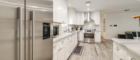 Fridge, microwave, stovetop, dishwasher