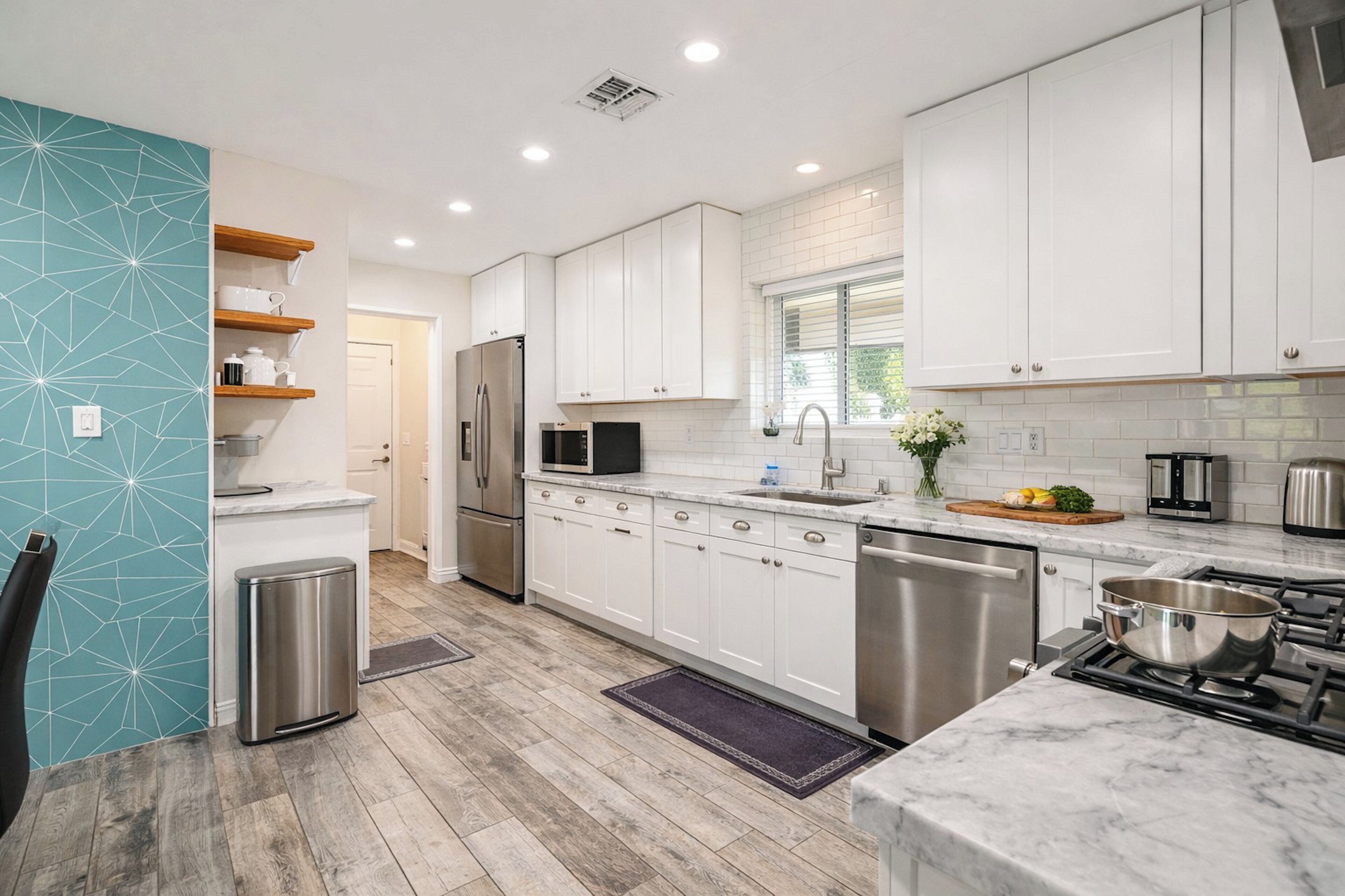 Réfrigérateur, micro-ondes, plaque de cuisson, lave-vaisselle