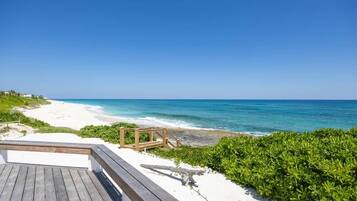 Plage, chaises longues, serviettes de plage