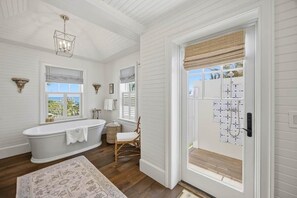 Shower, hair dryer, towels, soap - Pieces of Eight - Hope Town (Hope Town)
