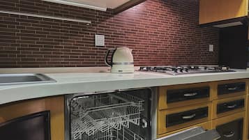 Großer Kühlschrank, Mikrowelle, Ofen, Herdplatte