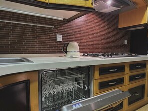 Køleskab/fryser i fuld størrelse, mikrobølgeovn, ovn, kogeplade