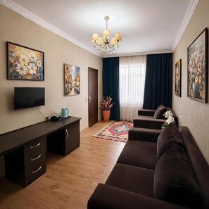 Habitación Confort con 1 cama matrimonial o 2 individuales, vista a la ciudad | Ropa de cama de alta calidad, camas Select Comfort y minibar 