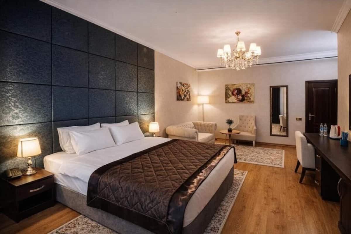 Comfort-Doppel- oder -Zweibettzimmer, Stadtblick | Zimmersafe, Schreibtisch, laptopgeeigneter Arbeitsplatz