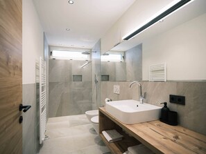 Dusche, Haartrockner, Bidet, Handtücher