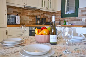 Fridge, microwave, oven, stovetop - Villa Iris (Corfu)