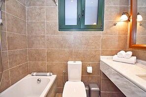Shower, hair dryer, towels, soap - Villa Iris (Corfu)