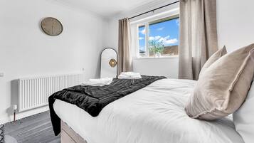 Iron/ironing board, WiFi, bed sheets
