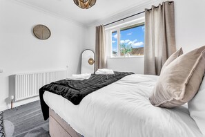 2 chambres, fer et planche à repasser, Wi-Fi, draps fournis