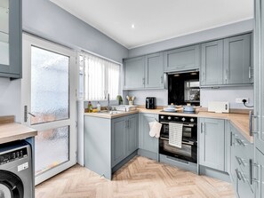 Private kitchen - Tower House: 2BR 10 Minutes from Alton Towers (Cheadle)