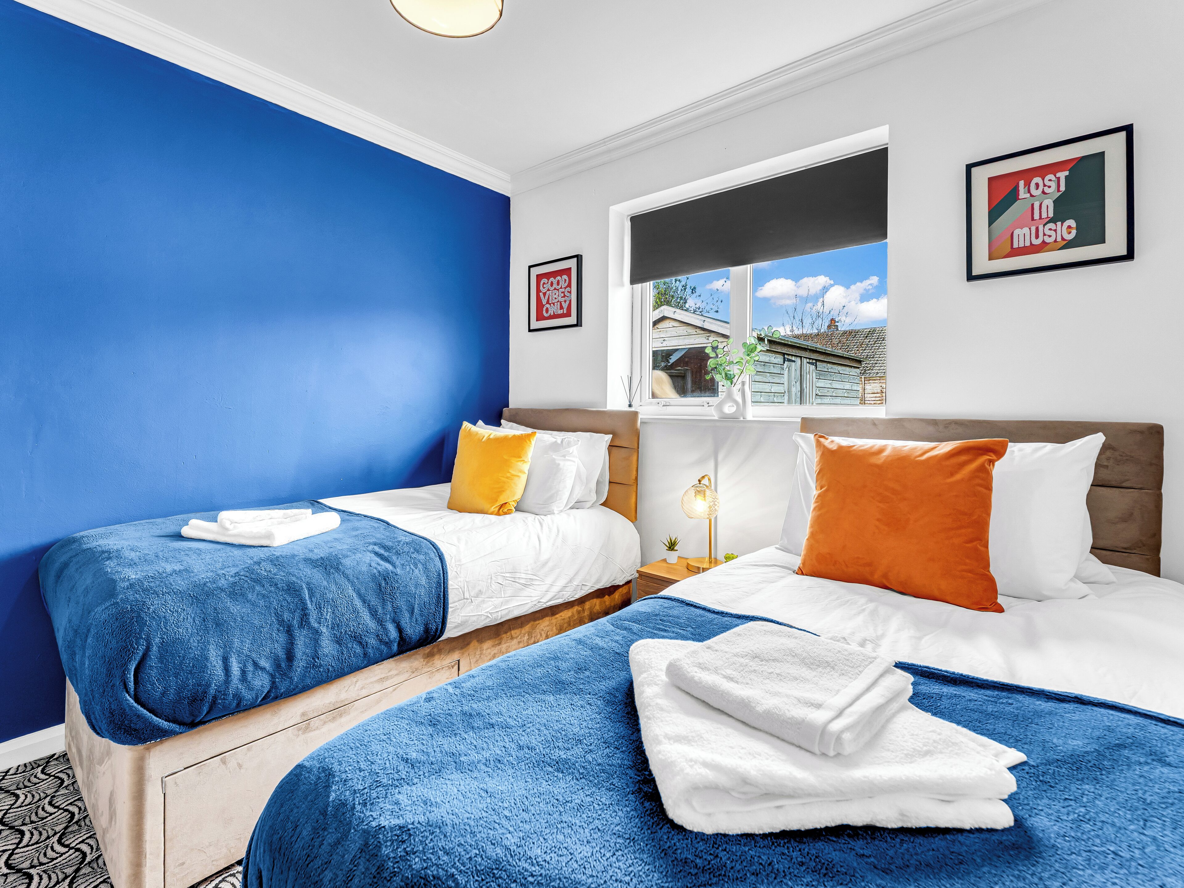 Een strijkplank/strijkijzer, wifi, beddengoed