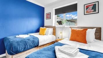 Een strijkplank/strijkijzer, wifi, beddengoed