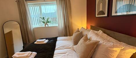 Iron/ironing board, WiFi, bed sheets