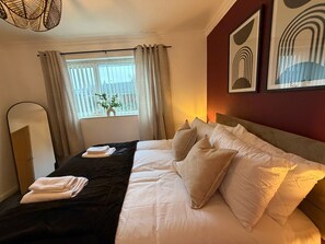 Iron/ironing board, WiFi, bed sheets