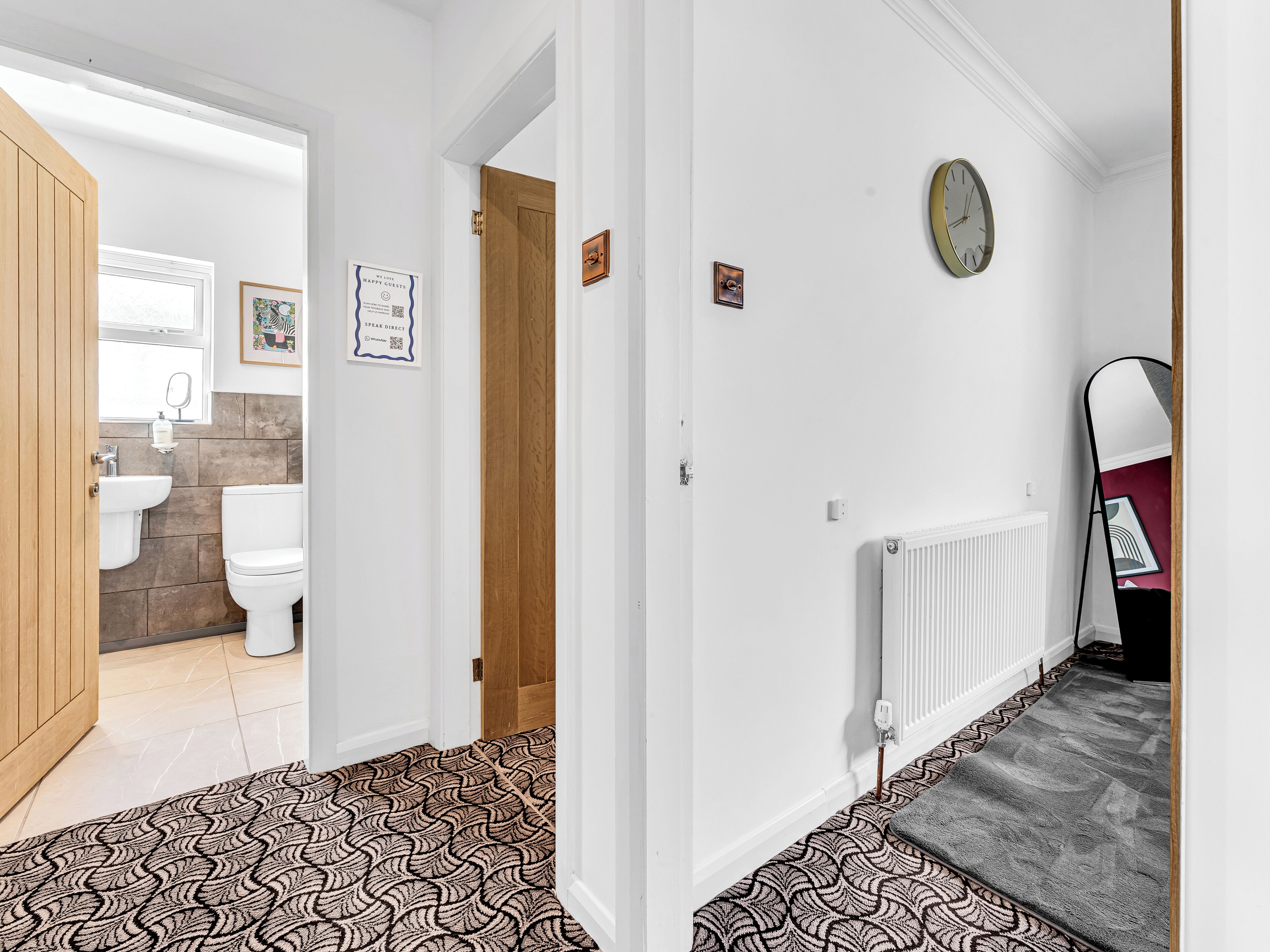 Een haardroger, handdoeken, zeep, toiletpapier