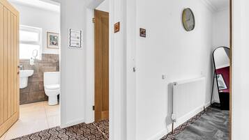 Een haardroger, handdoeken, zeep, toiletpapier