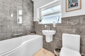 Sèche-cheveux, serviettes fournies, savon, papier toilette
