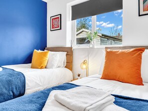 Iron/ironing board, WiFi, bed sheets - Tower House: 2BR 10 Minutes from Alton Towers (Cheadle)