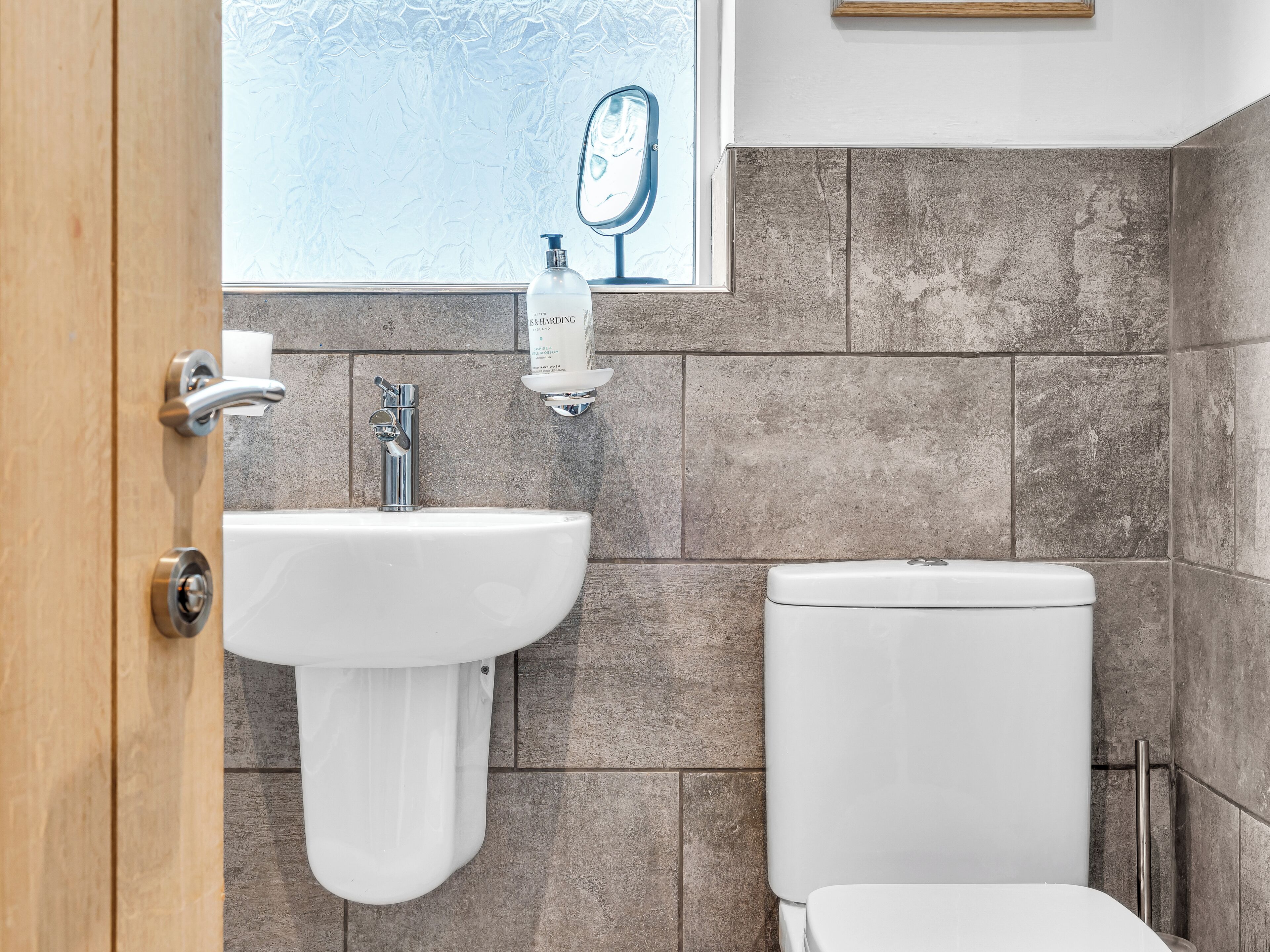 Een haardroger, handdoeken, zeep, toiletpapier