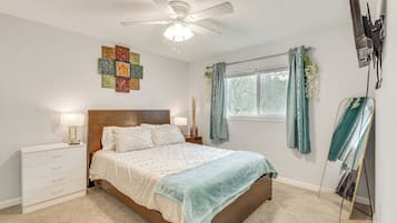 2 sovrum, skrivbord, strykjärn/strykbräda och resesäng