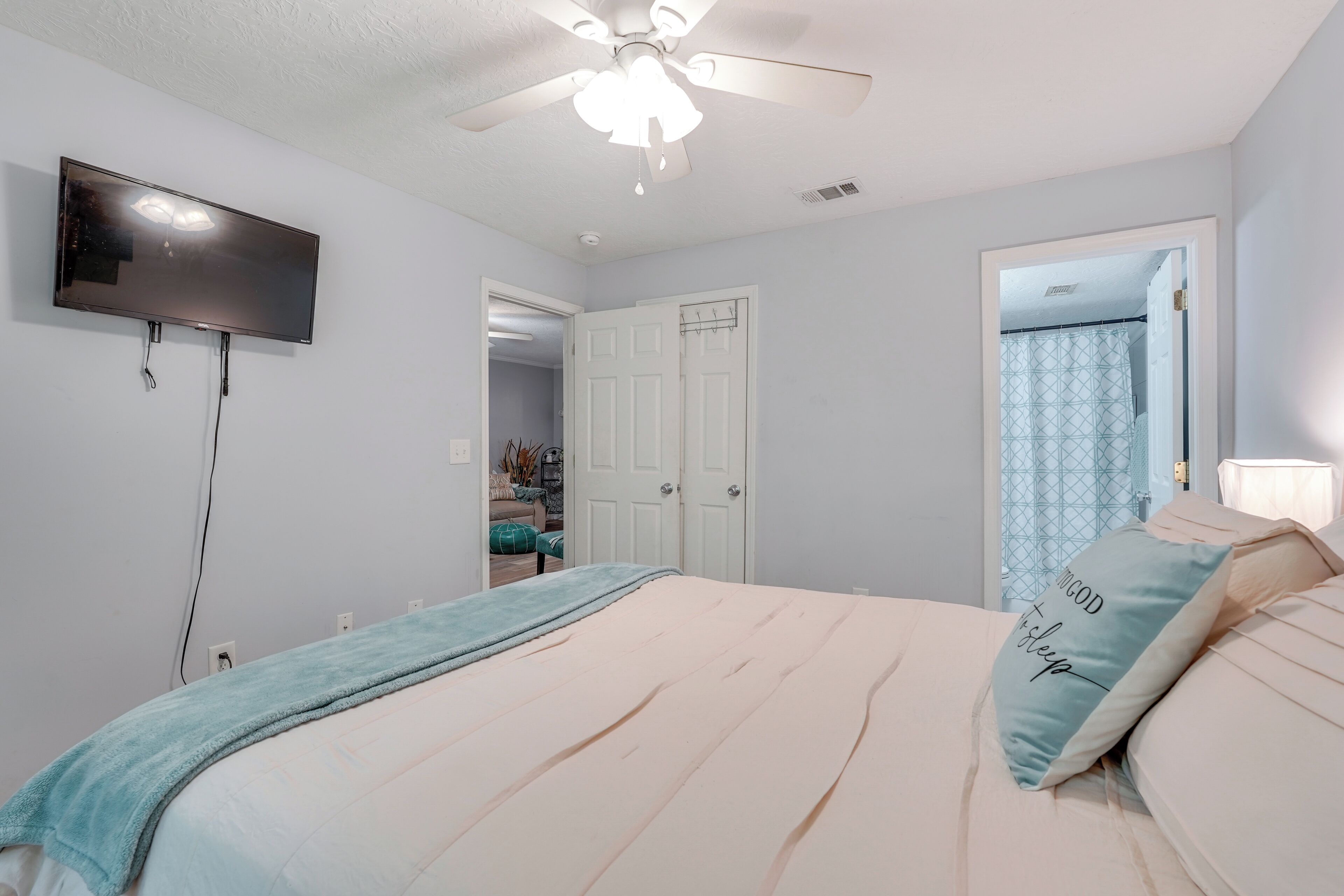 2 bedrooms, desk, iron/ironing board, travel crib