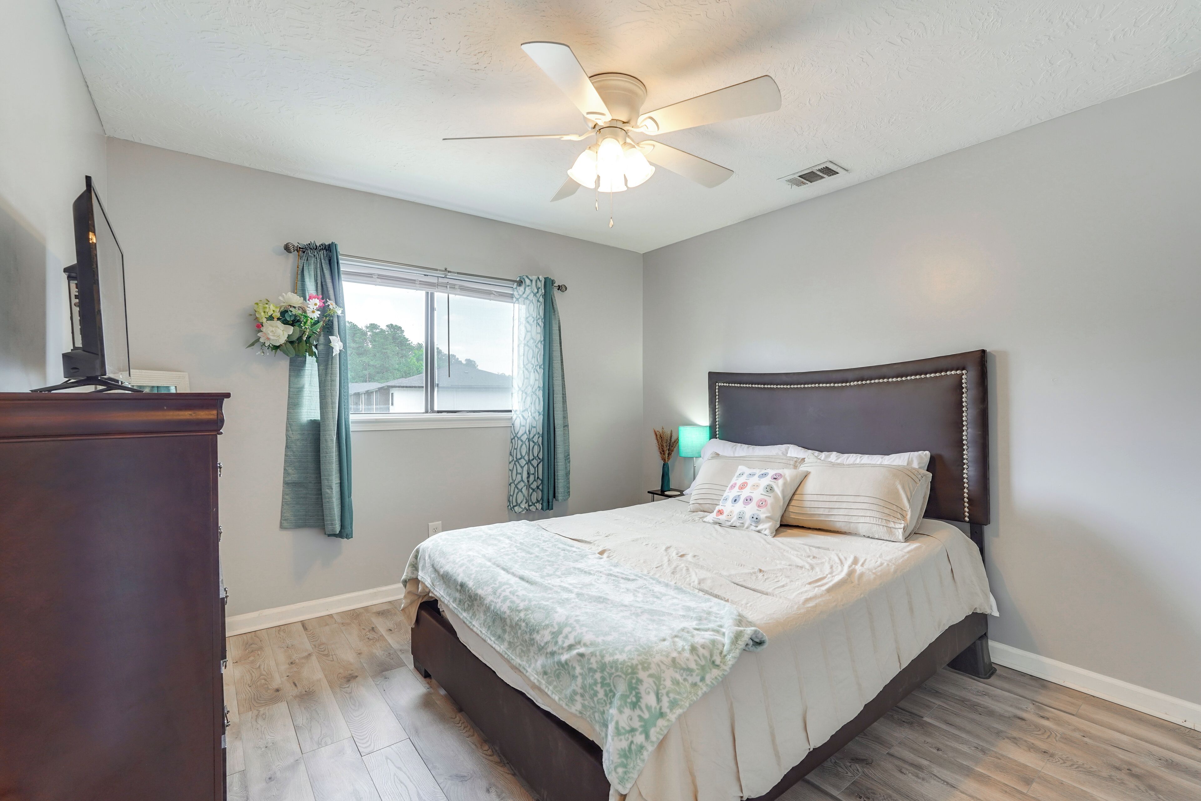 2 bedrooms, desk, iron/ironing board, travel crib