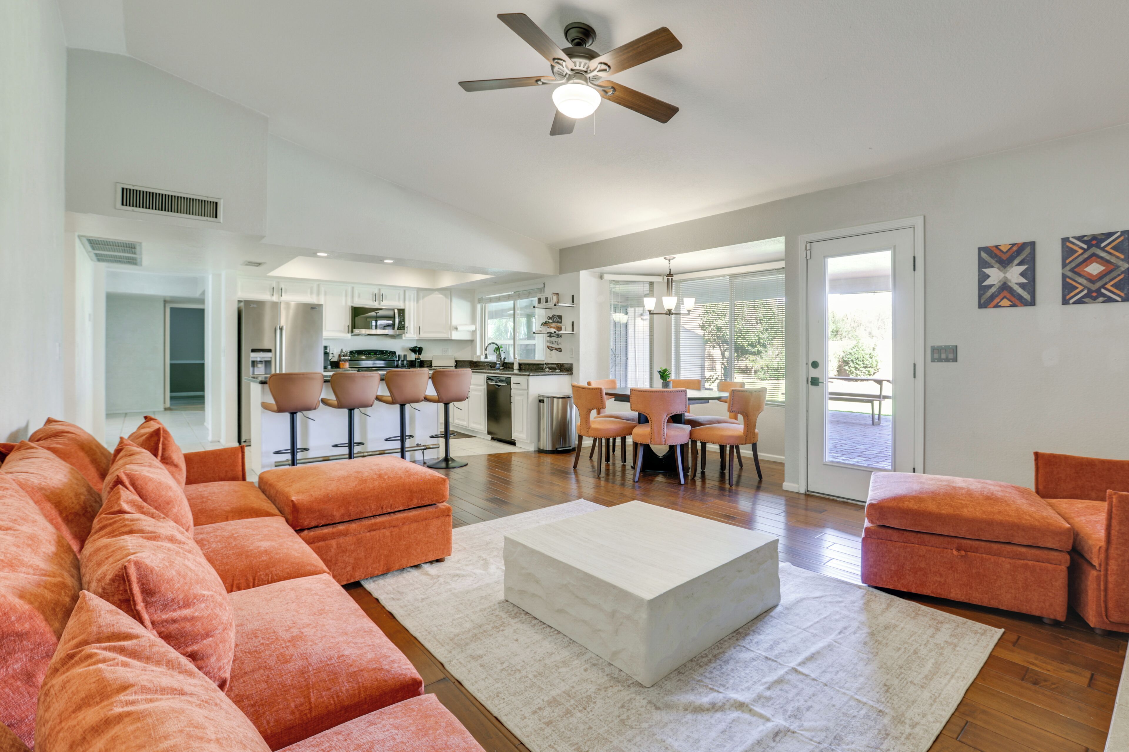 Televisie, een open haard en een tafeltennistafel