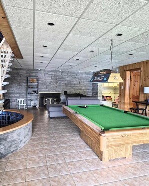 Games room - Chalet l'Apero - Family Friendly 5BR (Outaouais)