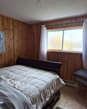Desk, WiFi, bed sheets - Chalet l'Apero - Family Friendly 5BR (Outaouais)