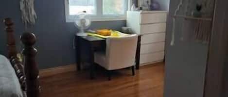 Escritorio, wifi y ropa de cama