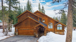 A large wooden cabin with a garage, surrounded by snow and trees. - 2 Truckee Cabin Sleeps 20 Hot tub Games Near Donner Lake Donner Ridge & Alplenglow Chalet by Avantstay (Truckee)