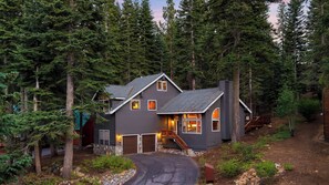 Interior - 2 Truckee Cabin Sleeps 20 Hot tub Games Near Donner Lake Donner Ridge & Alplenglow Chalet by Avantstay (Truckee)