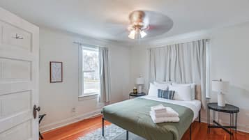 2 bedrooms, iron/ironing board, Internet, bed sheets