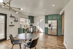 Geladeira, micro-ondas, cooktop, lava-louças