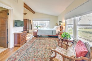 3 bedrooms, desk, iron/ironing board, Internet - Bourbon Country Escape! Spacious Home w/ Fire Pit (Taylorsville)